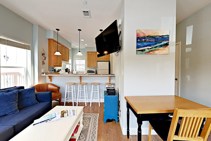 Charming 2br 300 Yards To Beach! 2 Bedroom Home