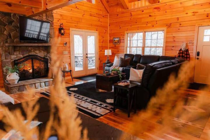 Sleeps 16! Luxury Cabin With Game Room & Hot Tub