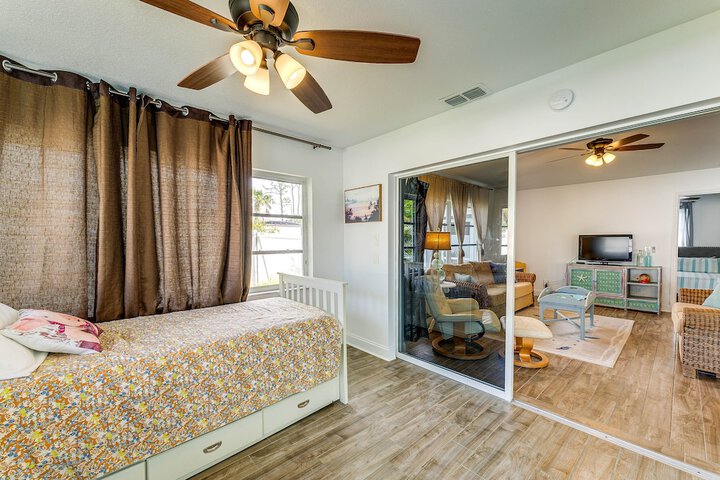 Breezy Englewood Condo w / Community Pool!