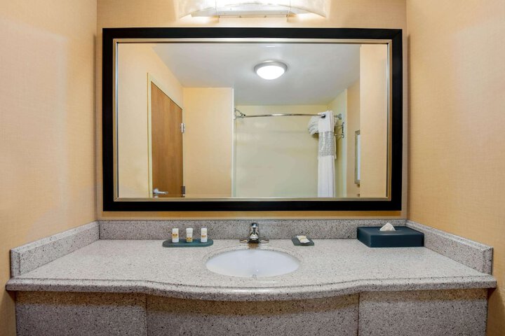 La Quinta Inn & Suites by Wyndham Bel Air / I-95 Exit 77A