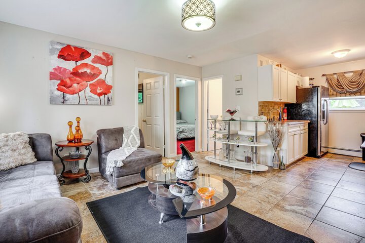 8 Mi to Long Beach: Cozy Apt w / Fenced Yard!