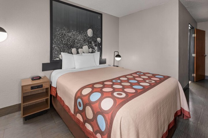 Super 8 by Wyndham Kent / Akron Area