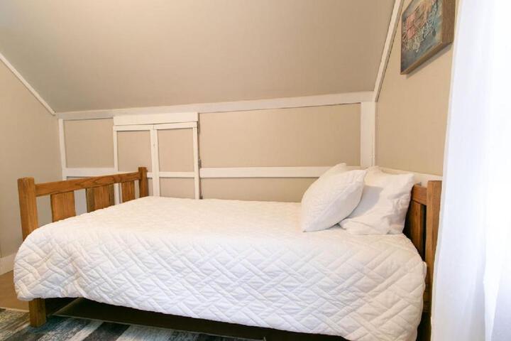 Downtown 2 Bedroom Cottage Sleeps 6, Walking Distance to Honeywell, Downtown Restaurants, Shopping