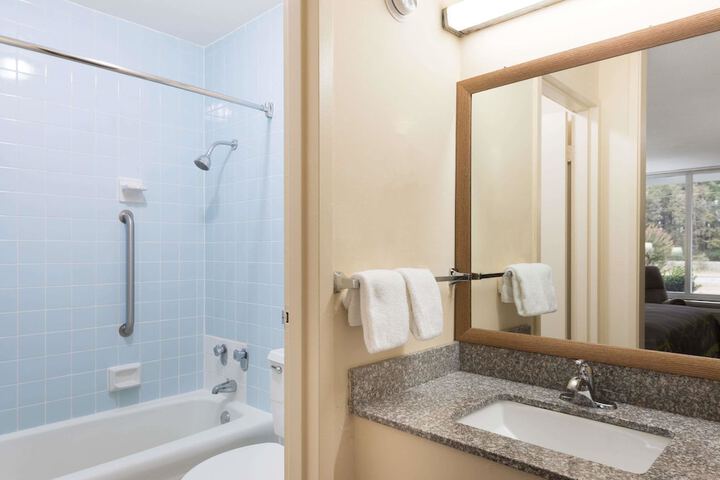 Room 10 of 18
