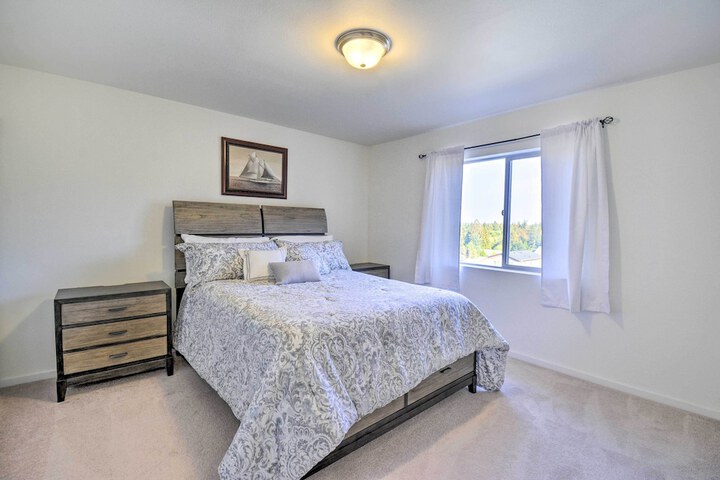 Pet-friendly Poulsbo Abode w / Mountain Views!