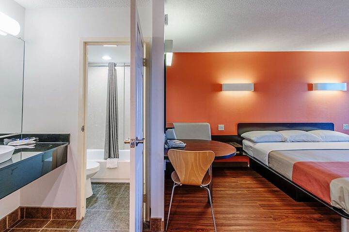 Room 17 of 34