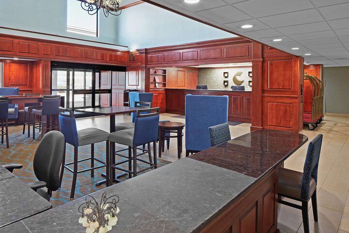 Comfort Suites Outlet Center