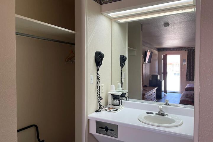 Lakeside Inn & Suites by OYO Mathis I 37