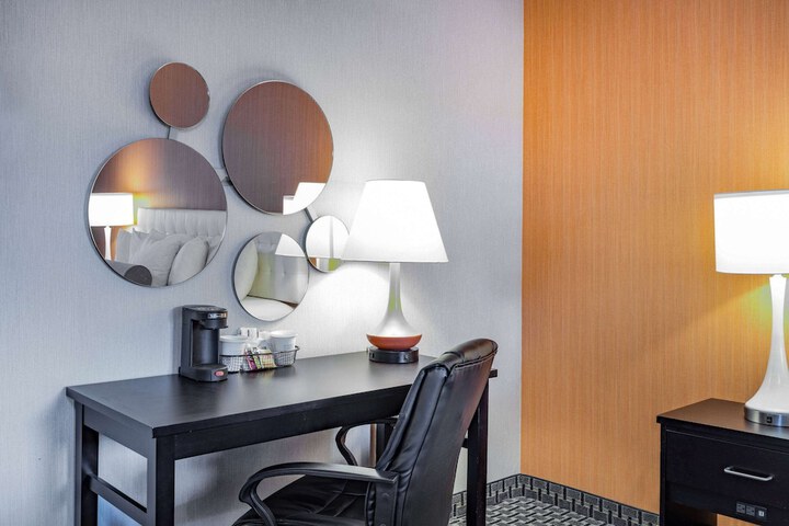 Room 10 of 28