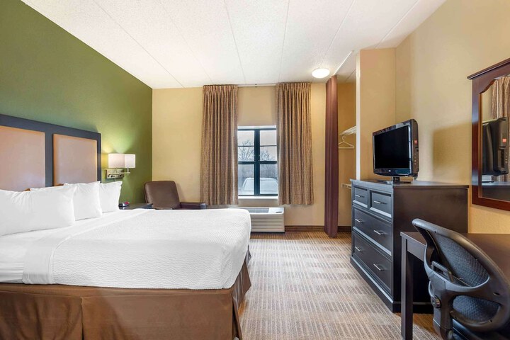 Room 10 of 32