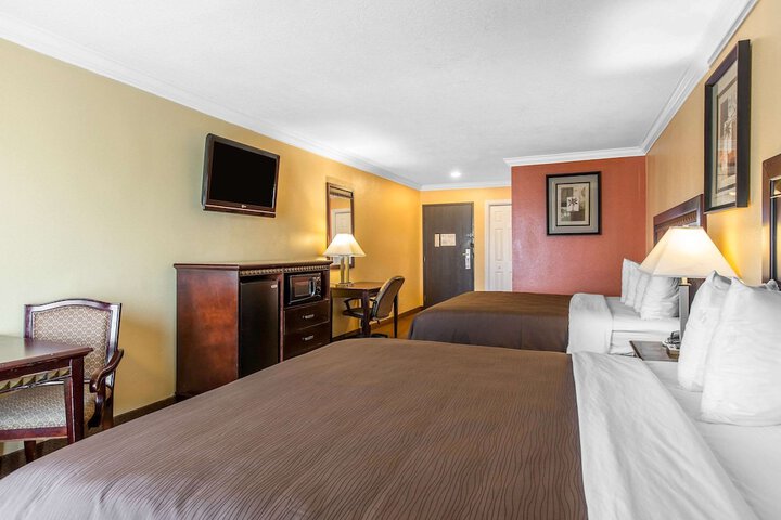 Room 25 of 39