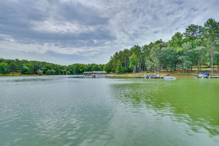 Peaceful Lake Hartwell Gem w / Boat Dock