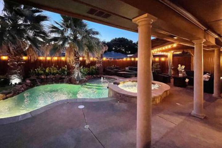 Cheerful 5 Bedroom Home with Heated Pool