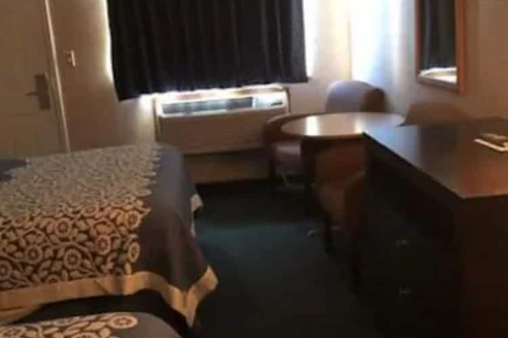 Room 7 of 9