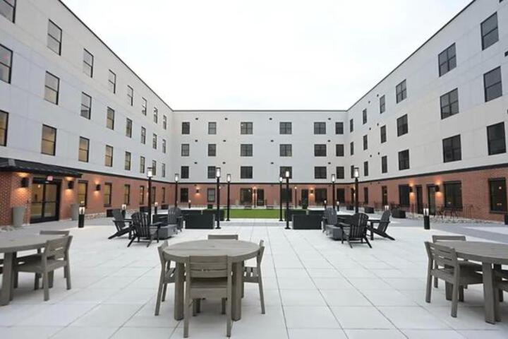 Opulence in Olive with Free Parking 2 BR 2 baths Suite, 5 beds and Sleeps 8