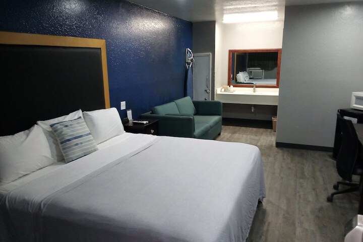 Coachmans Inn & Suites