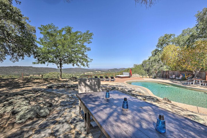 Luxe Auburn Hideaway w / Tennis Court & Views!