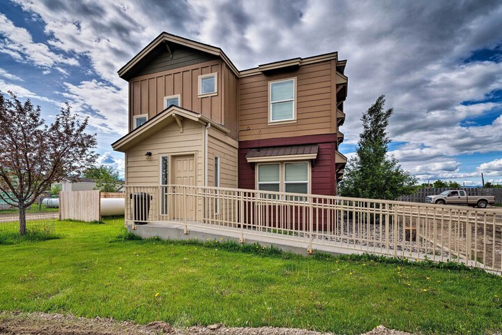 Walk to Main St! Ennis Townhome w / Balcony
