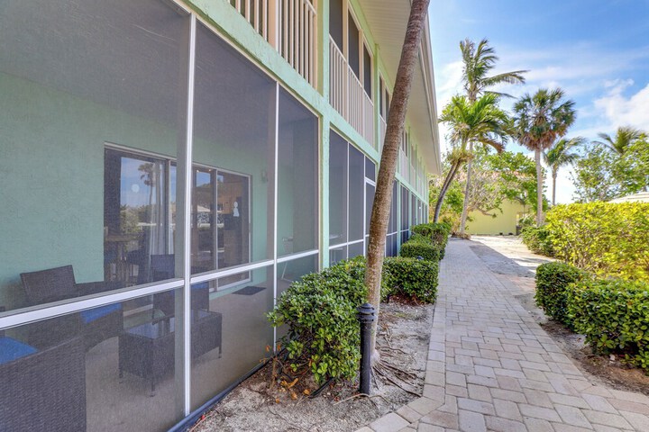 Gulf Getaway With Porch + Direct Beach Access!