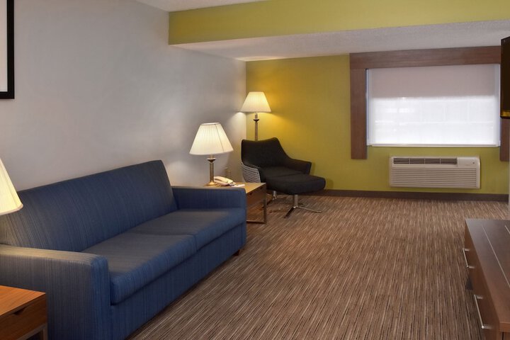Room 8 of 34