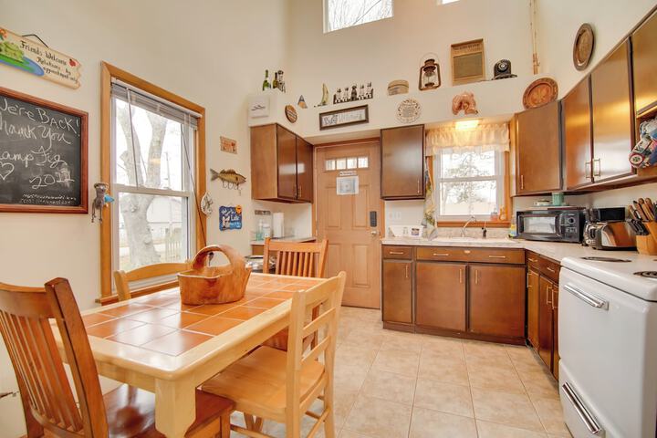 Twin Lakes Home - Walk to Lake Elizabeth!