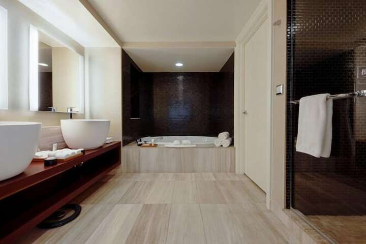 Room 32 of 70
