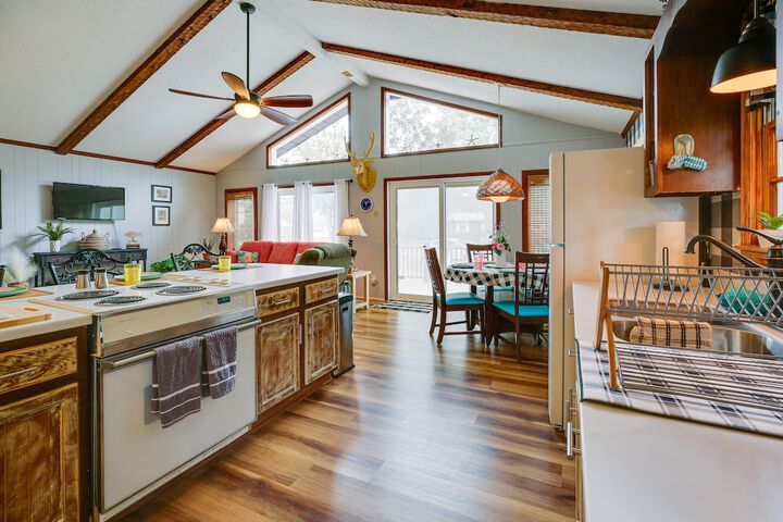 Oak Island Vacation Rental w / Decks Walk to Beach
