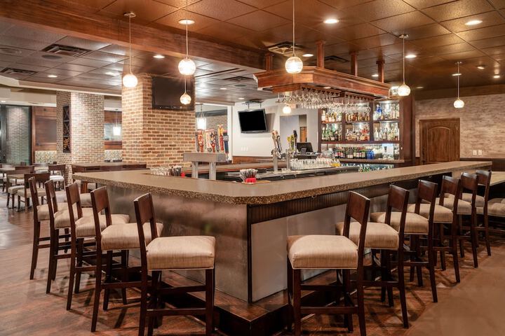 Lounge 54 of 63