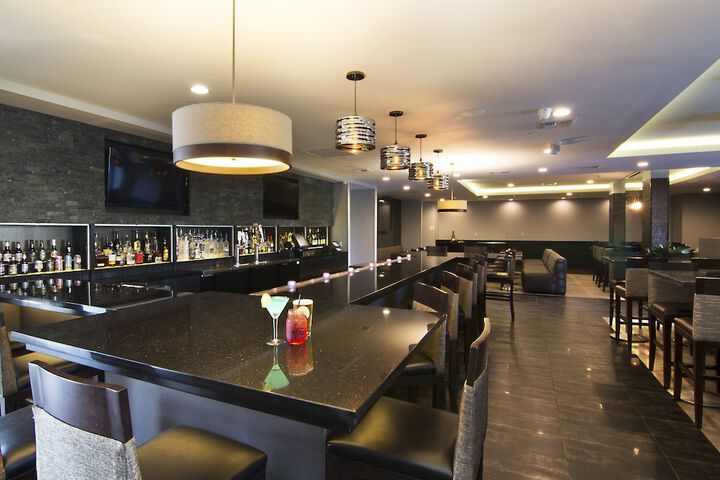 Lounge 73 of 82