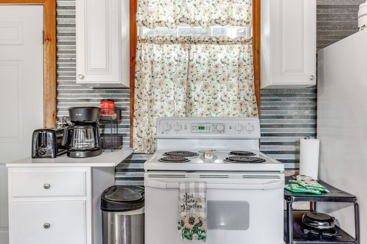 Cozy Couples Cottage w / View Near Canyon Lake!