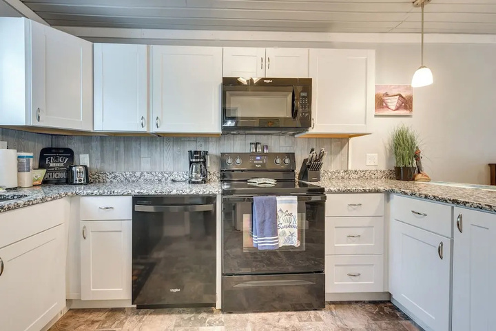 Ocean Isle Beach Studio: 1 Mi to Downtown & Pier