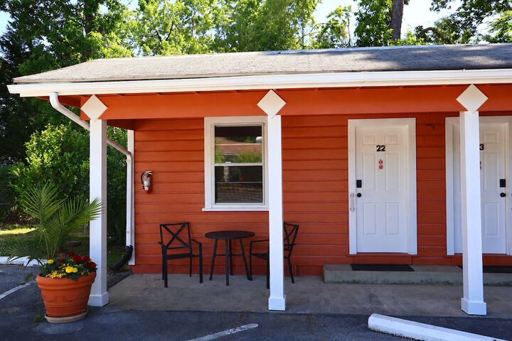 CedarWood Inn