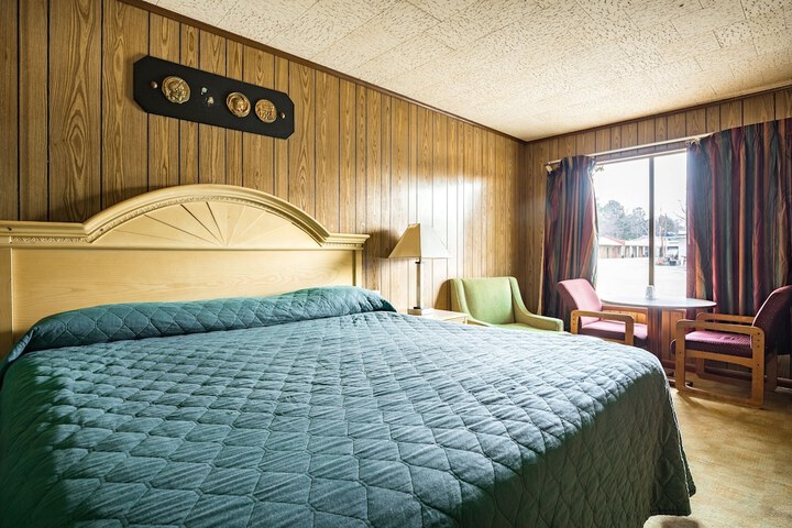 Room 12 of 28