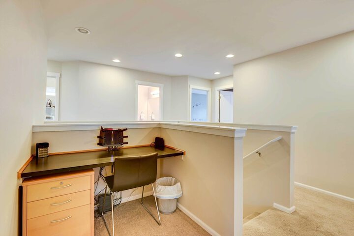 Spacious Kent Home Near Seatac Airport w / Patio