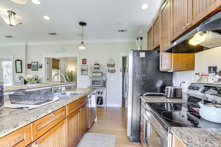 Lovely Carrabelle Home w / Lake Views & Pool Access