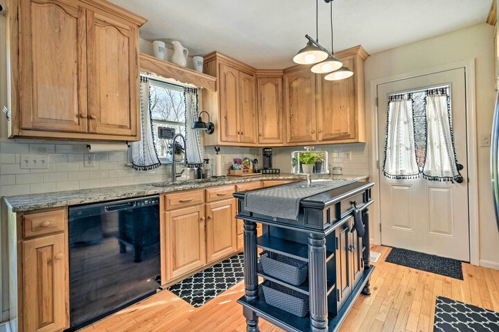 Berkeley Springs Vacation Home w / Fire Pit!