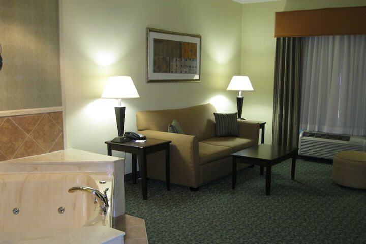Holiday Inn Express & Suites Covington by IHG
