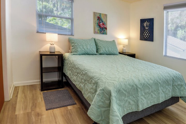 Renovated Crescent Lake Escape w / Waterfront Deck!