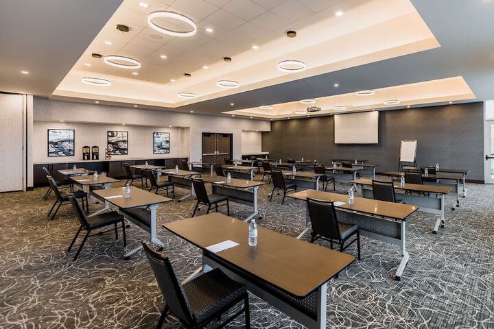Hyatt House Winnipeg-South / Outlet Collection