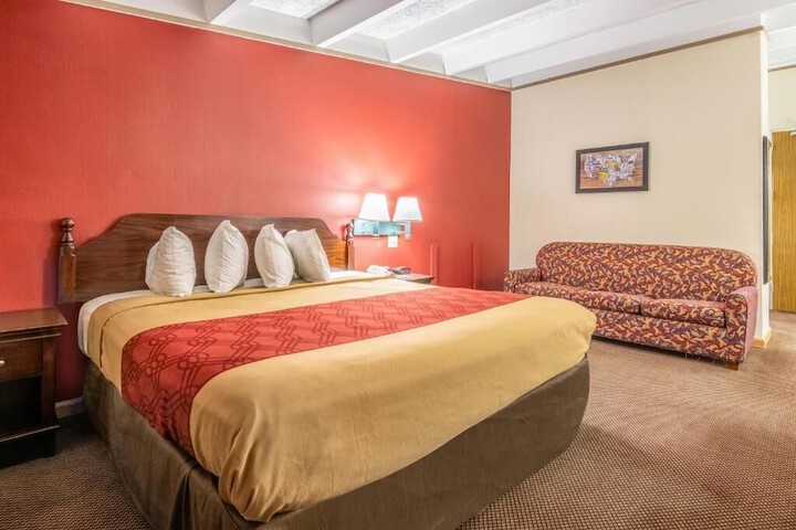 Perry Inn & Suites National Fairground I 75