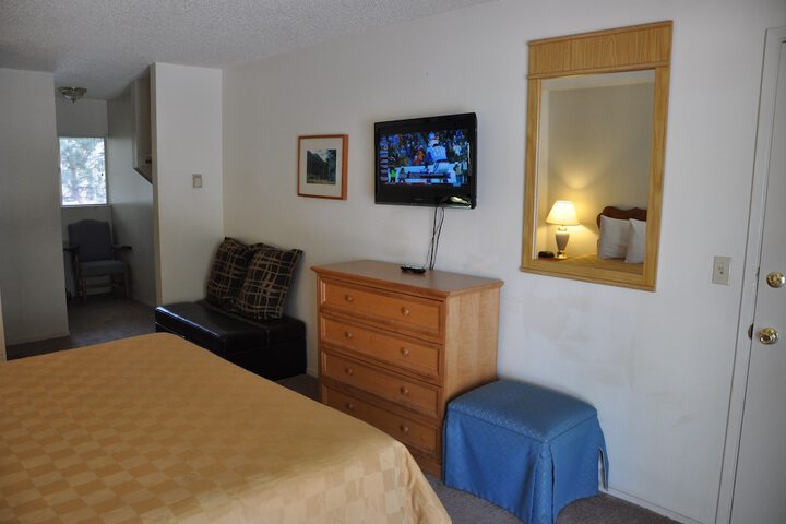 Cedar Inn & Suites