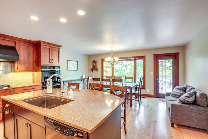 Rhinelander Chain of Lakes Home w / River Dock!