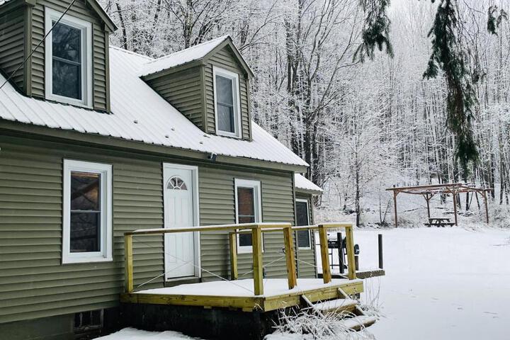 Cozy Cottage with Jacuzzi Sauna, Fire Pit and Reading Nook!