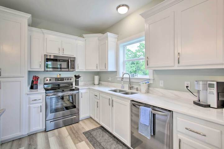 Modern Waveland Home w / Deck Walk to Beach!