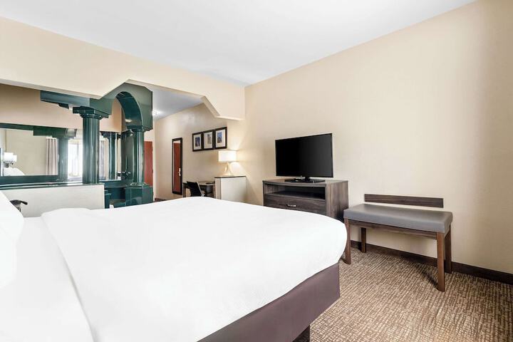 Comfort Suites near Robins Air Force Base