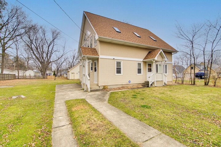 Twin Lakes Home - Walk to Lake Elizabeth!