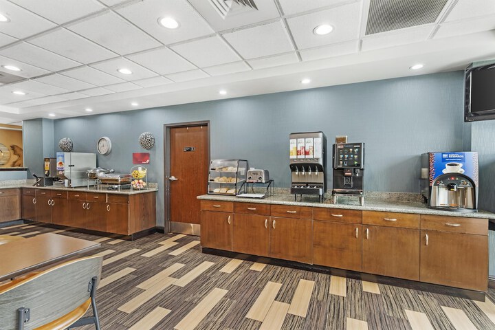 Best Western Plus Chain of Lakes Inn & Suites