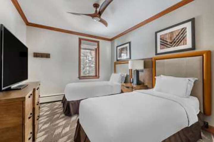 Room 32 of 168