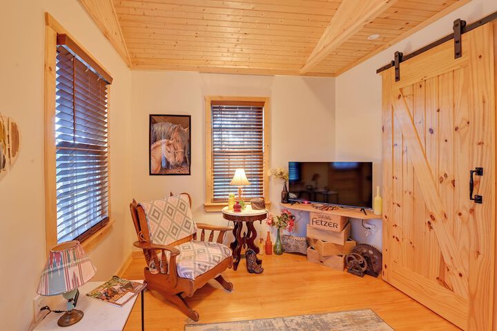 Cozy Beattyville Cabin w / Fire Pit