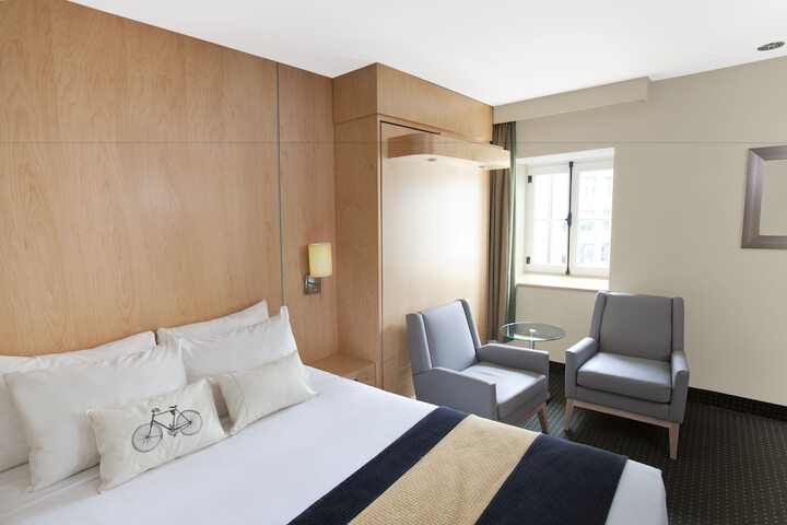 Room 32 of 63